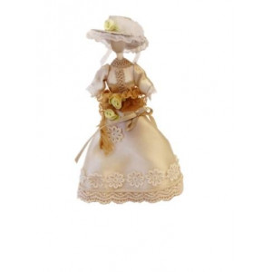 Бежевое платье с шляпкой на манекене от Art of Mini
